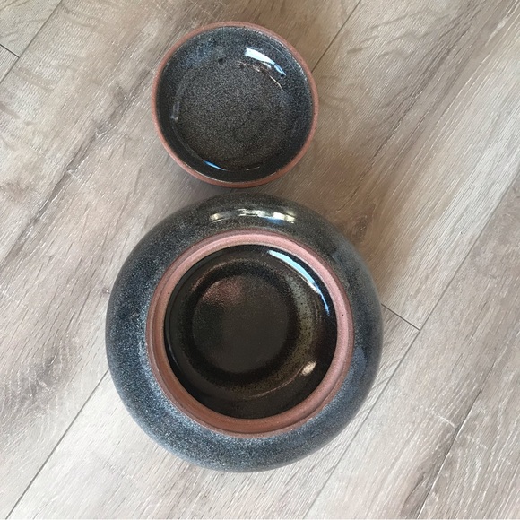 Vintage Signed Pottery bowl with lid glazed cookie jar - Picture 4 of 6